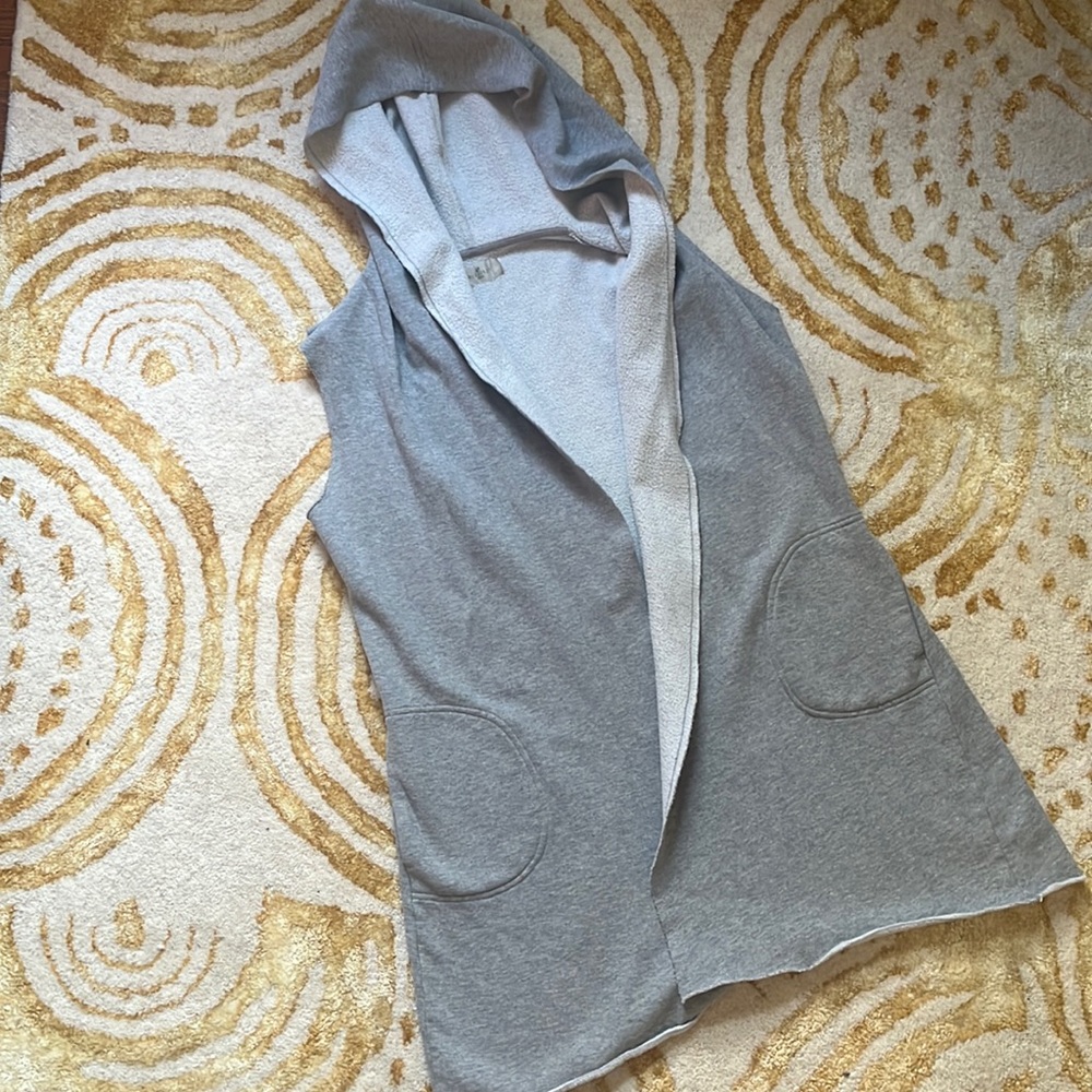 Sleeveless, hooded sweater vest